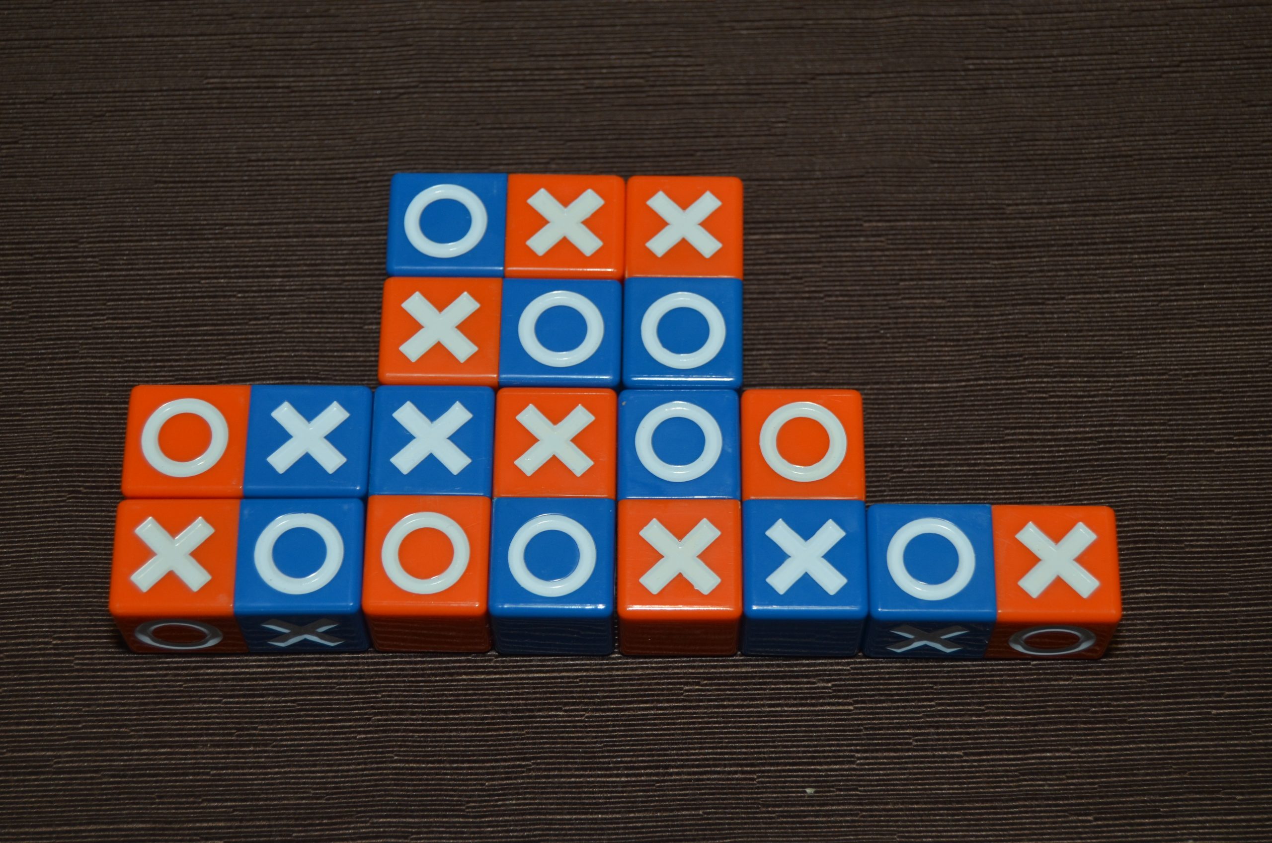 Hráč s X vítězí nebo modrý (podle varianty).